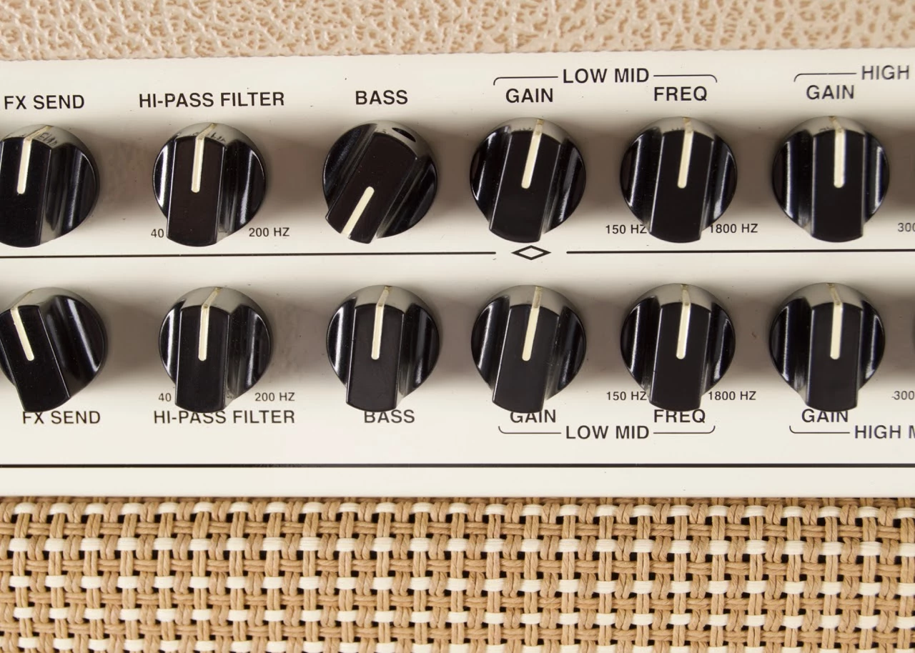 Mesa Boogie Rosette 300 Two:8 Acoustic Guitar Amp, Brit Tan Cream 3 Mesa Boogie Rosette 300 Two:8 Acoustic Guitar Amp, Brit Tan Cream